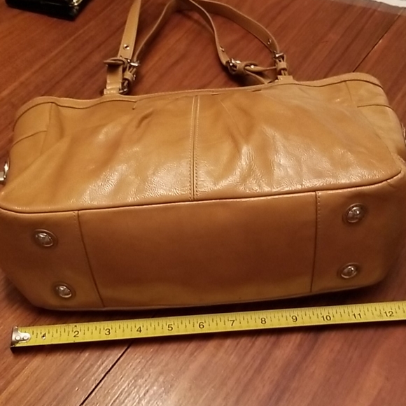 Coach F13761 tan patent leather purse! - Picture 4 of 10